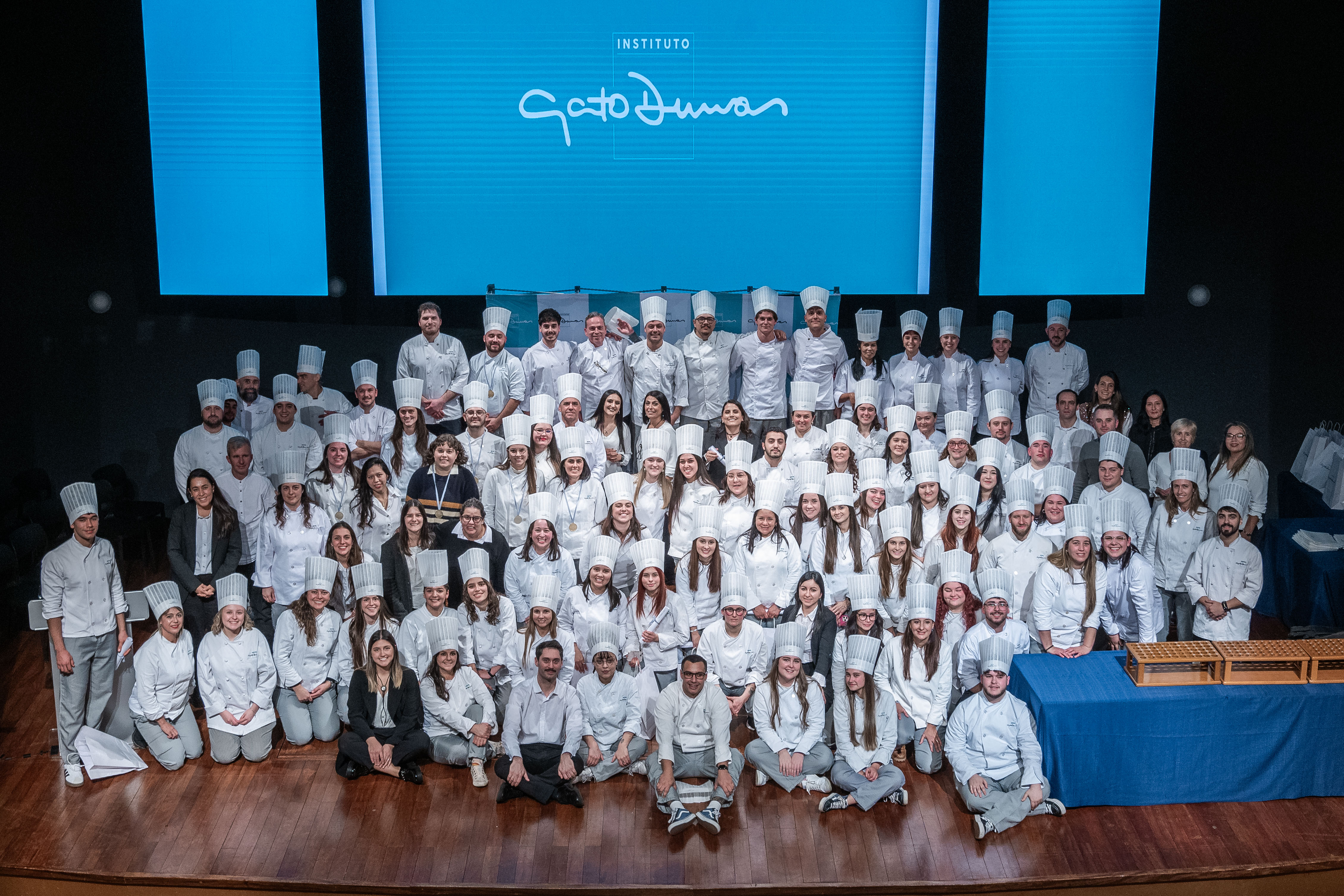 Más de 150 nuevos profesionales egresaron del Instituto Gato Dumas en una emotiva ceremonia de graduación